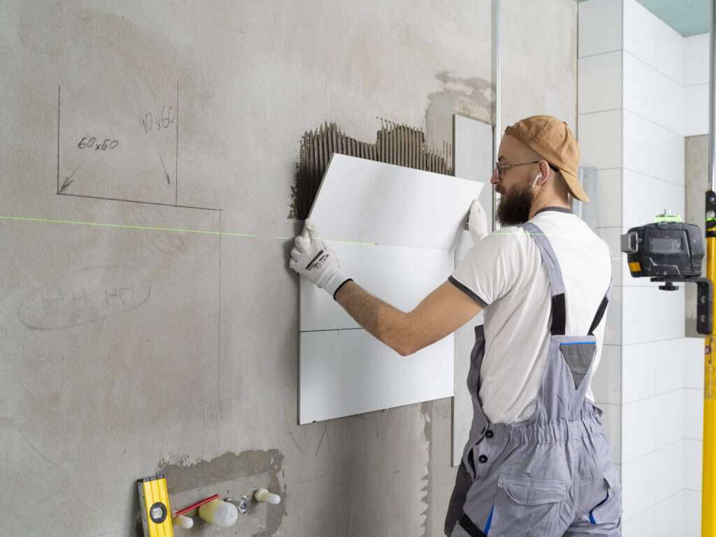 Ekspert glazurnik z firmy Multitechnik kładzący profesjonalną hydroizolację podczas remontu łazienki inwestora z Trójmiasta,