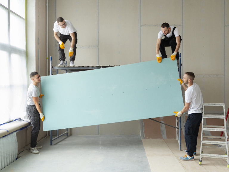 Ekipa remontowa Multitechnik podczas wykończania mieszkania u inwestora w Gdańsku. 