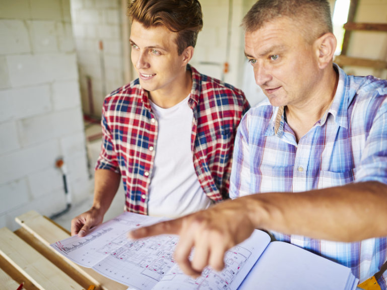 Pracownik firmy remontowej Multitechnik pomagający klientowi podczas wykańczania wnętrza apartamentu z Gdyni.