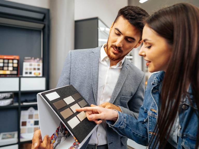 Nasz interior designer pomagający klientce w doborze kolorów szafek podczas remontu mieszkania w Sopocie. 