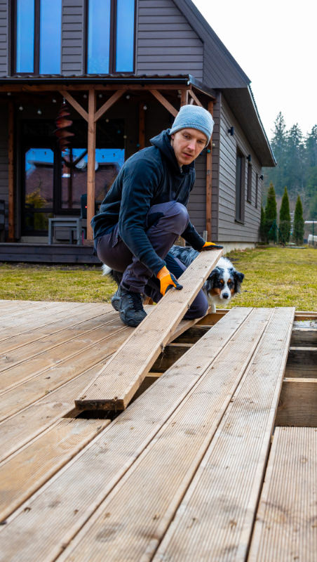 Pracownik firmy Multitechnik montujący deski tarasowe w domku pod Gdynią.