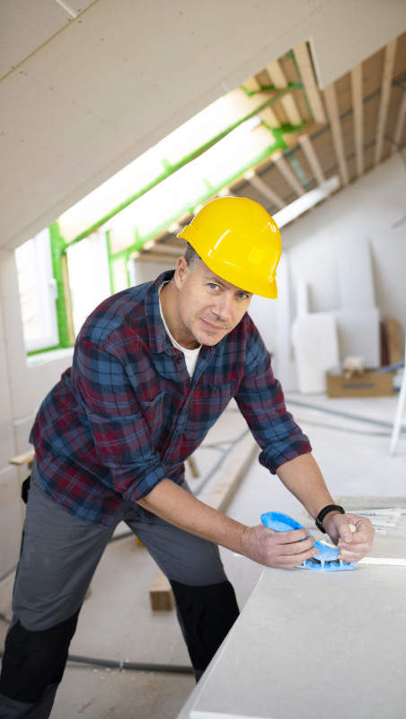 Pracownik Multitechnik - ekspert hydraulik - podczas remontu łazienki w mieszkaniu w Trójmieście. 